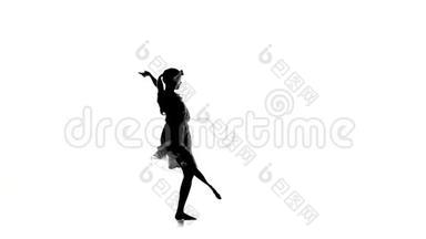 扎着马尾辫的瘦小女孩继续在白色、剪影、慢动作上舞动现代风格