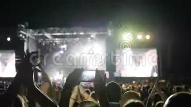 人们在<strong>音乐会</strong>上跳起来鼓掌，歌迷们在<strong>音乐会</strong>上录制视频并用智能手机拍照，