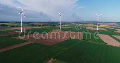 风电场矗立在绿茵场上，风力发电机背景蓝天白云，阳光明媚