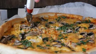 披萨刀用绿色、鸡肉、蘑菇和双奶酪切块披萨，近距离观看
