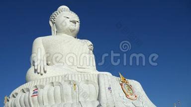 泰国普吉岛白色大佛像.. 著名的佛教和旅游场所。