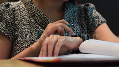 女人在计算智能手表做文书工作