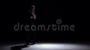 现代跳脱衣舞的男子手舞，黑色，阴影，慢动作