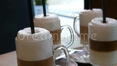 在桌上的咖啡馆里，带咖啡拿铁和大泡沫的漂<strong>亮眼</strong>镜