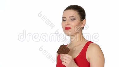 红口红的女人吃黑巧克力