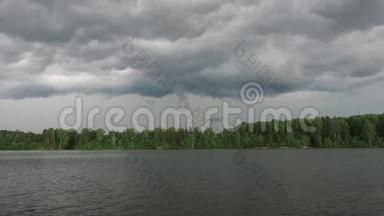 灰色的风暴云浮在湖面上。 河上的雨。 湖上的风暴.. 夏天天气转坏了。