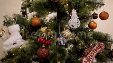 圣诞大餐。装饰精美的房子和一棵圣诞树。挂在装饰过的