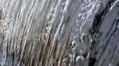 水流落入水中使泡沫在喷泉中缓慢运动全高清，1080p
