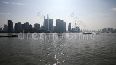 <strong>上海</strong>外滩从渡船、摩天大楼和蓝天背景的<strong>地标</strong>上观看，货船在黄浦江上航行