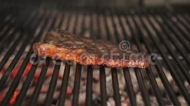 在<strong>烧</strong>烤上煎牛排。 典型的阿根廷<strong>烧</strong>烤或阿萨多。 <strong>烧烤架</strong>里的木头和红色的热煤。