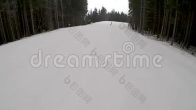 滑雪场滑雪场的斜坡上滑雪板。