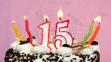 <strong>十五周年</strong>纪念，蛋糕和蜡烛放在粉色背景上