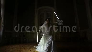 美丽快乐的新娘的剪影和光剑一起玩。 星球大战风格的婚礼