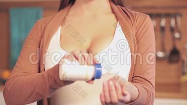 检查婴儿食品的温度，牛奶用手。 女人检查婴儿食品的牛奶温度。 母亲