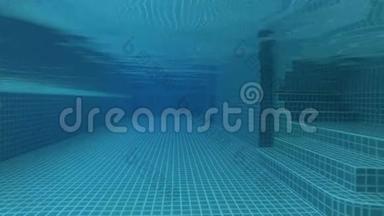 豪华热带酒店内美丽清爽的蓝色泳池水.. 夜晚黑暗的景色。 操作摄像机