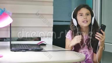 少女在音乐耳机里跳舞唱歌.. 女生上网听音乐，跳舞，室内唱歌