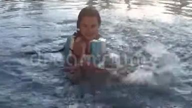 少女在<strong>水上</strong>乐园游乐园泳池洗澡.. <strong>水上</strong>公园和游泳池里的孩子