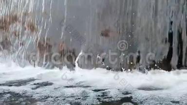 大型喷射水流落入水中，使喷泉中的泡沫缓慢运动，全高清