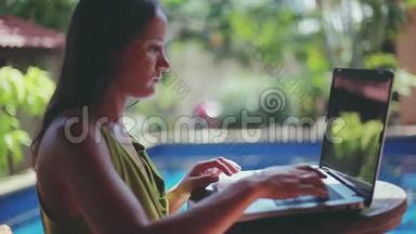 女商人在游泳，异国情调的暑假在笔记本电脑上打字。 1920x1080。 高清高清