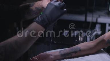 慢动作。 纹身艺术家戴着黑色手套无菌。 准备纹身艺术家工作。 纹身店。 纹身艺术家