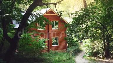 森林里的木屋。 绿树中间的房子.. 一个安静的地方，在大自然的<strong>怀抱</strong>中放松