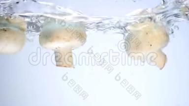 蘑菇落入水中，用于烹饪
