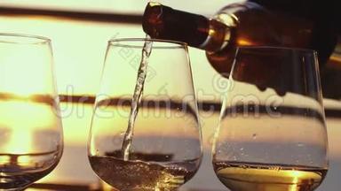 在日落时分的餐厅露台上，在海边的酒杯里斟满白葡萄酒。 以慢动作庆祝。 3840x2160