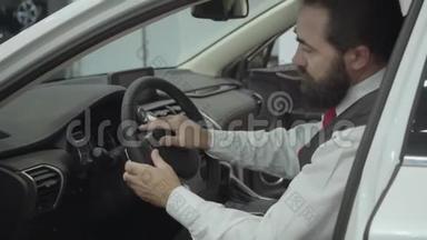 这幅画很吸引人，有自信，留着胡子的商人坐在车里，检查从车里买的<strong>新</strong>车