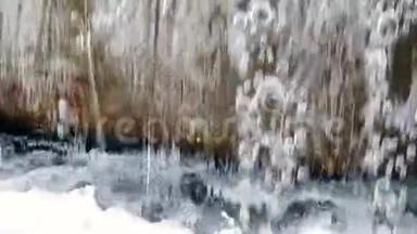 大镜头水流<strong>落入水中</strong>，使泡沫在喷泉中缓慢运动，全高清，1080p