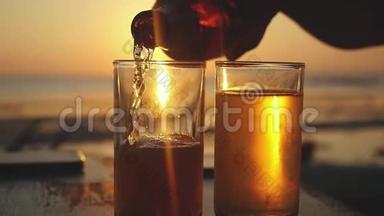 在美丽的日落，在热带海滩上的玻璃中倒入啤<strong>酒</strong>，在缓慢的运动中具有镜头耀斑效应。 1920x1080