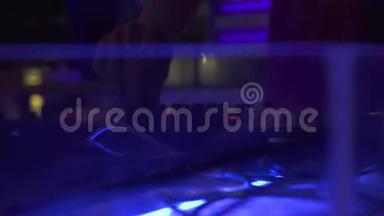 DJ控制台，用于混合舞蹈音乐和迪斯科俱乐部的彩色<strong>灯光</strong>。 技术舞蹈用DJ调音台和<strong>音响</strong>控制台