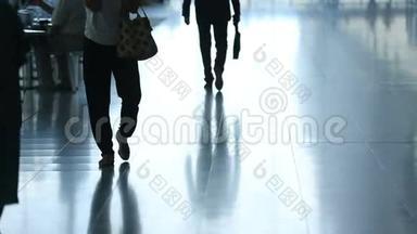 机场中转航站楼的旅客.. 年轻商人带着旅行箱离开的剪影