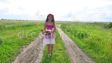 少女时代。 少年女孩带着一个娃娃在大自然的道路上奔跑在田野里。