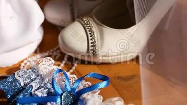 蓝色婚礼吊袜带白色花边