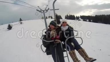 两个可笑的女朋友在滑雪电梯上，电梯