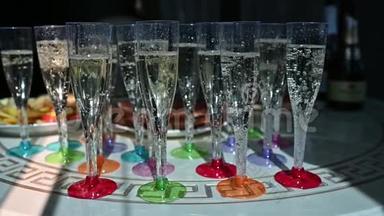 在一张桌子上排着一排排的香槟酒，等待着<strong>婚宴</strong>的客人
