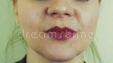 女人的看法，嘴唇上有红色的柚子，发音单词在前面的相机。 嘴巴。