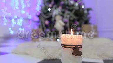 圣诞树背景上的白蜡烛。