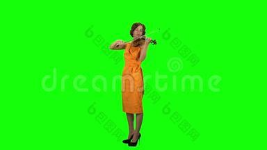 女人拉木小提琴。 绿色屏幕