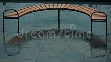 雨水中的半圆形长凳和路面上的雨滴，超慢动作镜头，<strong>500</strong>fps