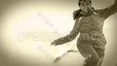 老电影片段：年轻女士带着小猎犬沿着雪坡奔跑