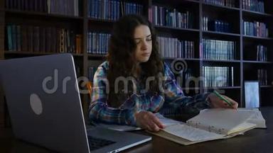 女孩在图书馆翻阅一本笔记本。 4K