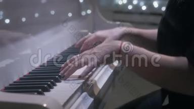 带戒指的女人手，黑色指甲油，弹钢琴的<strong>手链</strong>