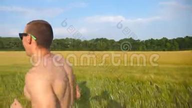 肌肉男在乡间小路上奔跑。 年轻的运动员在乡间小道上慢跑。 男运动员训练