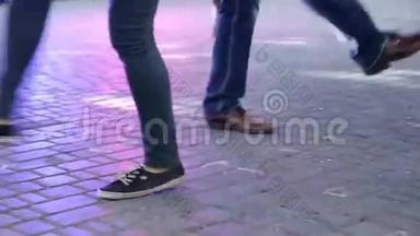 丹瑟的双腿在城市广场上表演林迪跳舞。 街头音乐日。