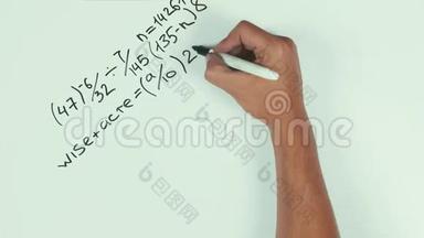 用黑色记号笔在白板上写一堆<strong>数学公式</strong>