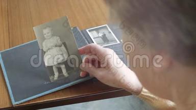 一位年长的女士正在寻找旧照片