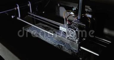 正在3D打印。 采用先进技术，在3D打印机上用塑料丝丝打印塑料模型。