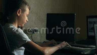快乐的白种人儿童少年玩电子键盘乐器。 天才小子