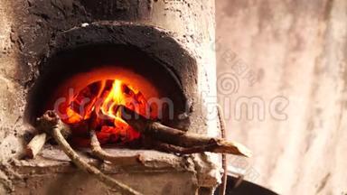 在肮脏的厨房里用自制的混凝土木头烧炉子